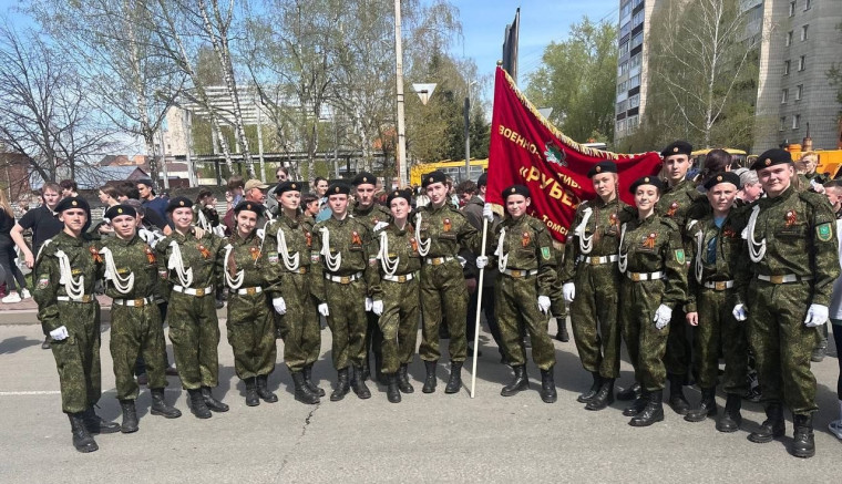 Ученики и советник директора по воспитанию нашей школы приняли участие в торжественном митинге - параде, посвященному 80-летию Победы в Великой Отечественной войне.